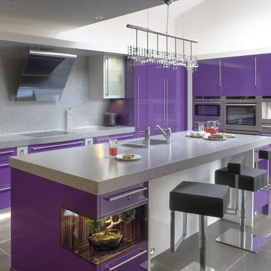 Integrarea accentelor dramatice Ultra Violet în designul interior al bucătăriei