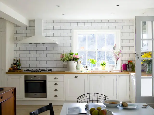 Atmosferă caldă, primitoare și aerisită în zona de dining scandinavă
