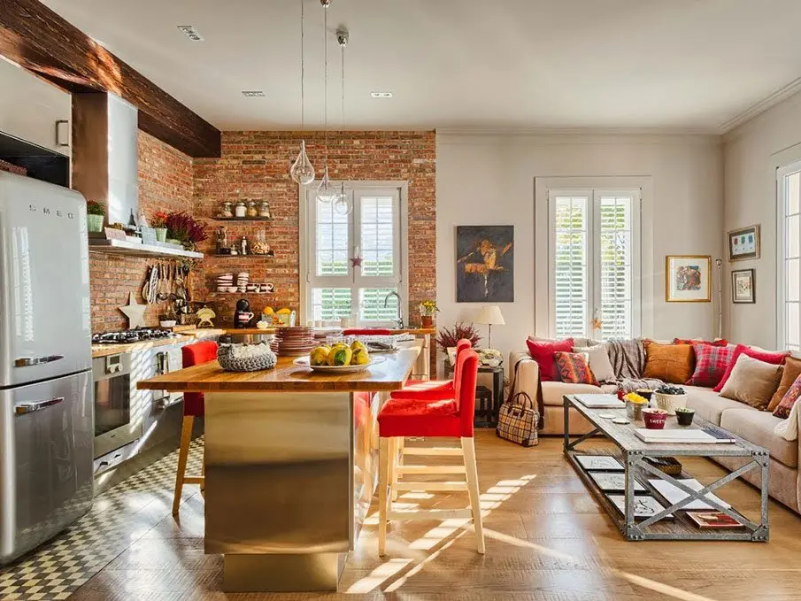 Amenajare modernă de bucătărie open space integrată elegant cu zona de living