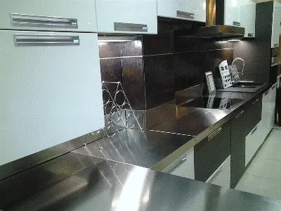 Профессиональная столешница из нержавеющей стали для современных кухонь
